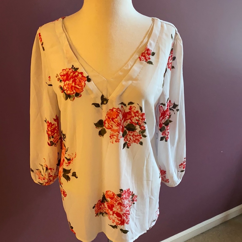 🌺 Beautiful red and while floral blouse